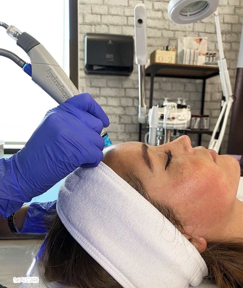A real Alize client receiving a professional treatment